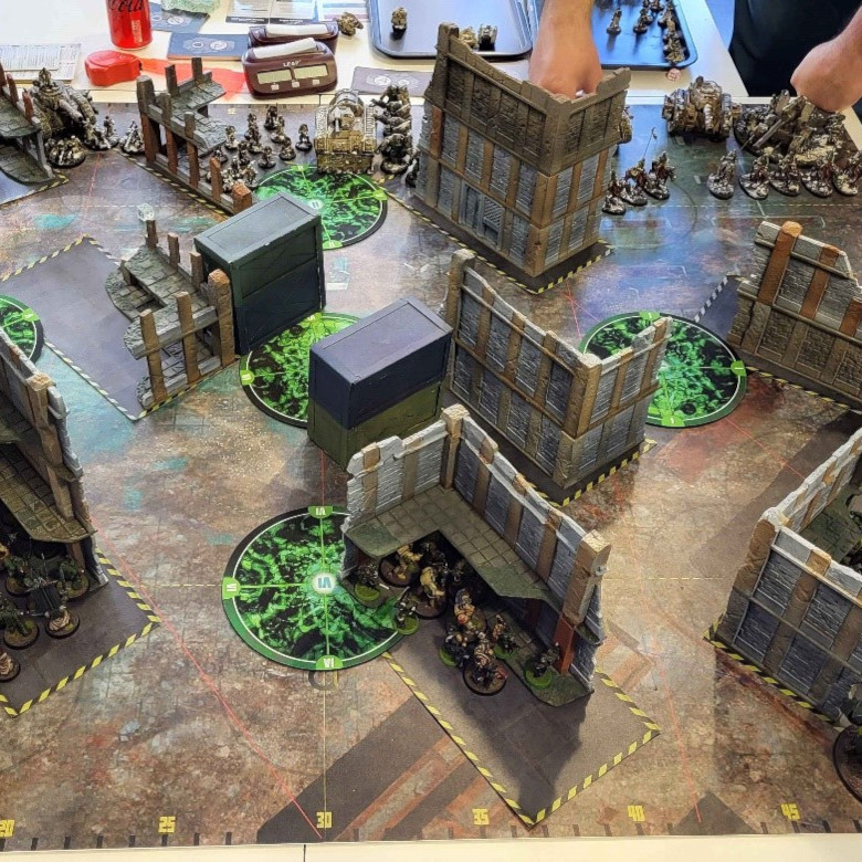 Deux joueurs s'affrontent lors d'une partie de Warhammer 40k