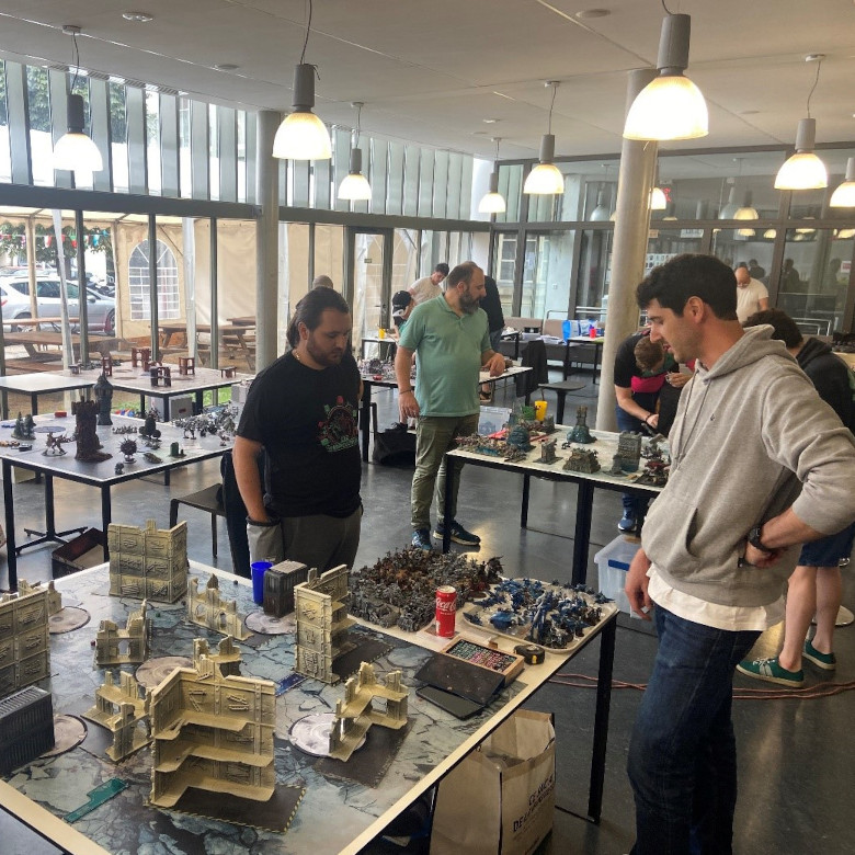 Deux joueurs se font face lors d'une partie Age of Sigmar